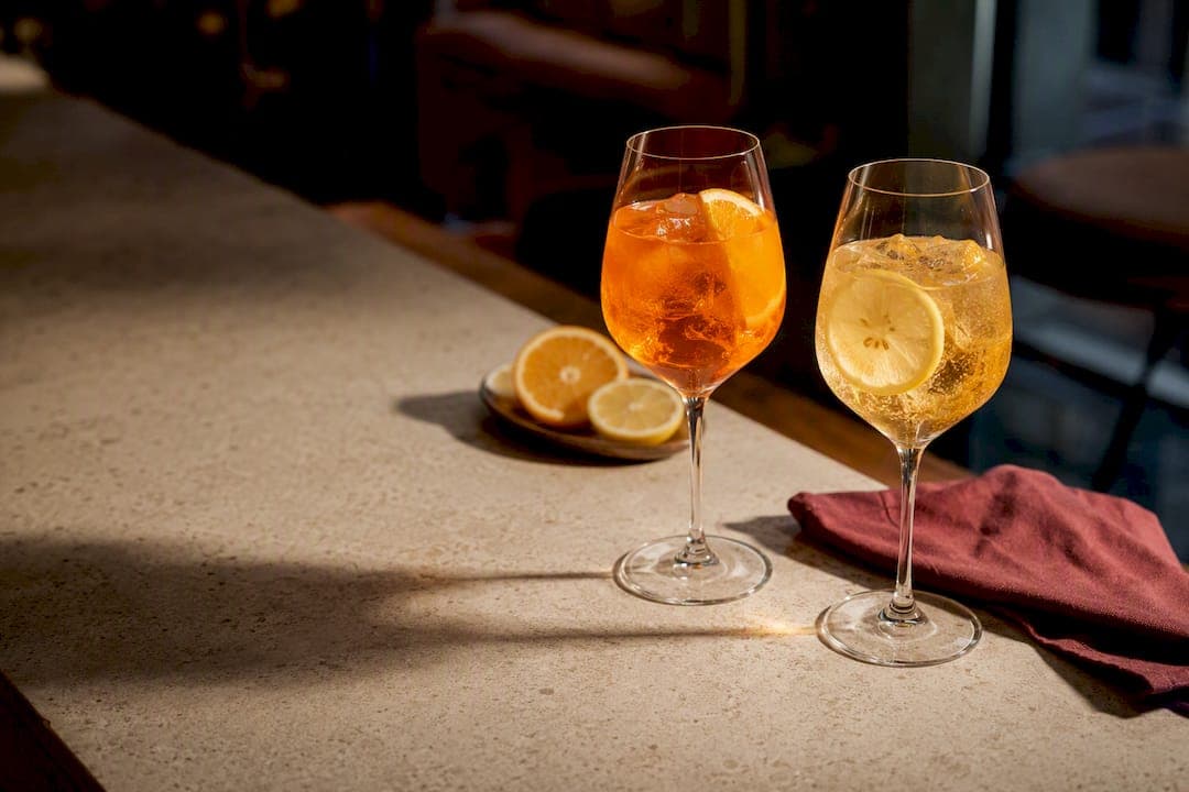 Deux Spritz aux teintes différentes