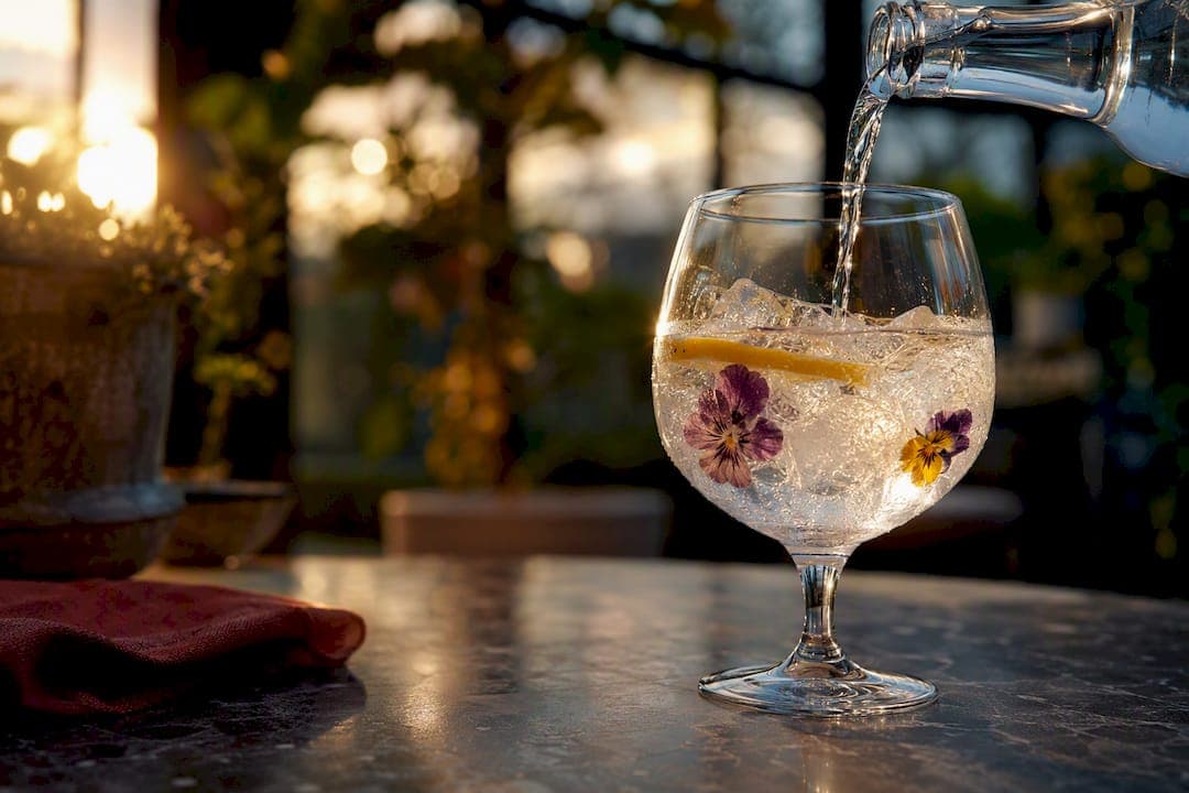 Gin tonic aux notes florales, orné de fleurs