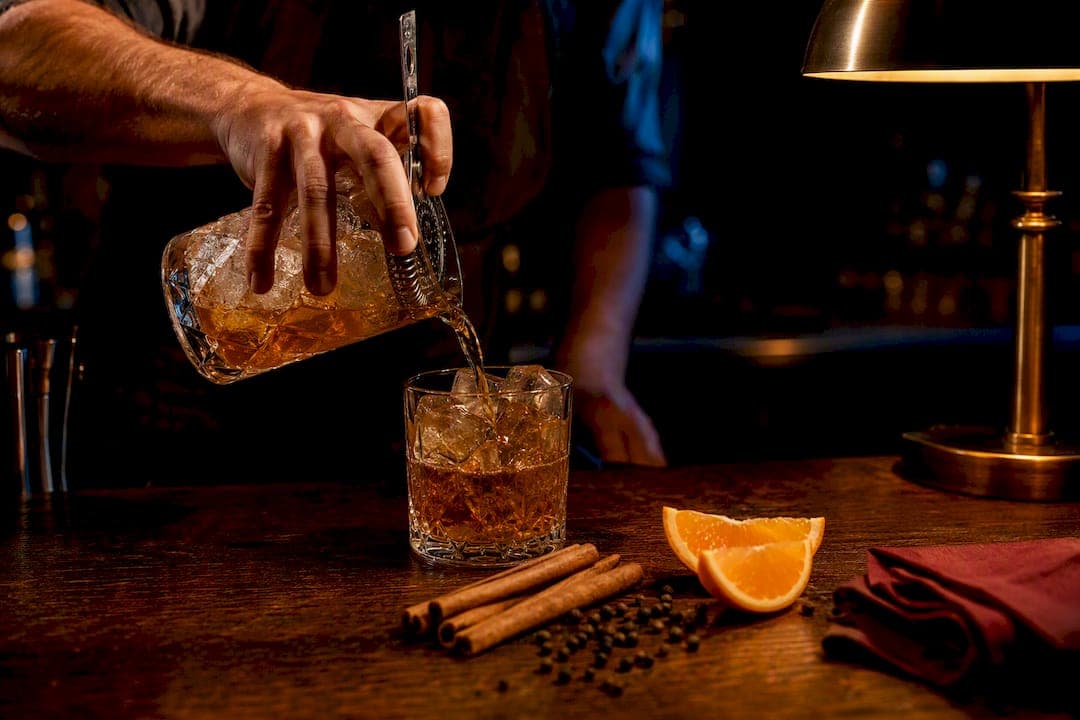 Cocktail ambré au rhum épicé sur des glaçons