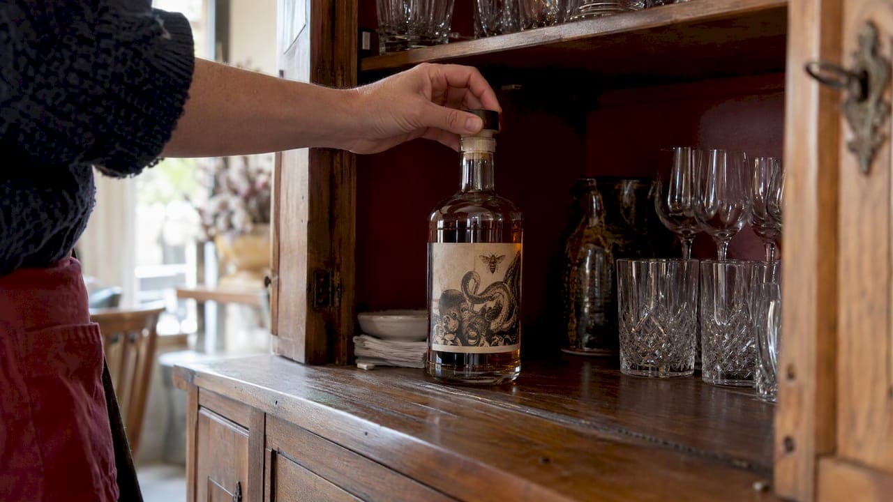 Bouteille de rhum rebouchée après usage